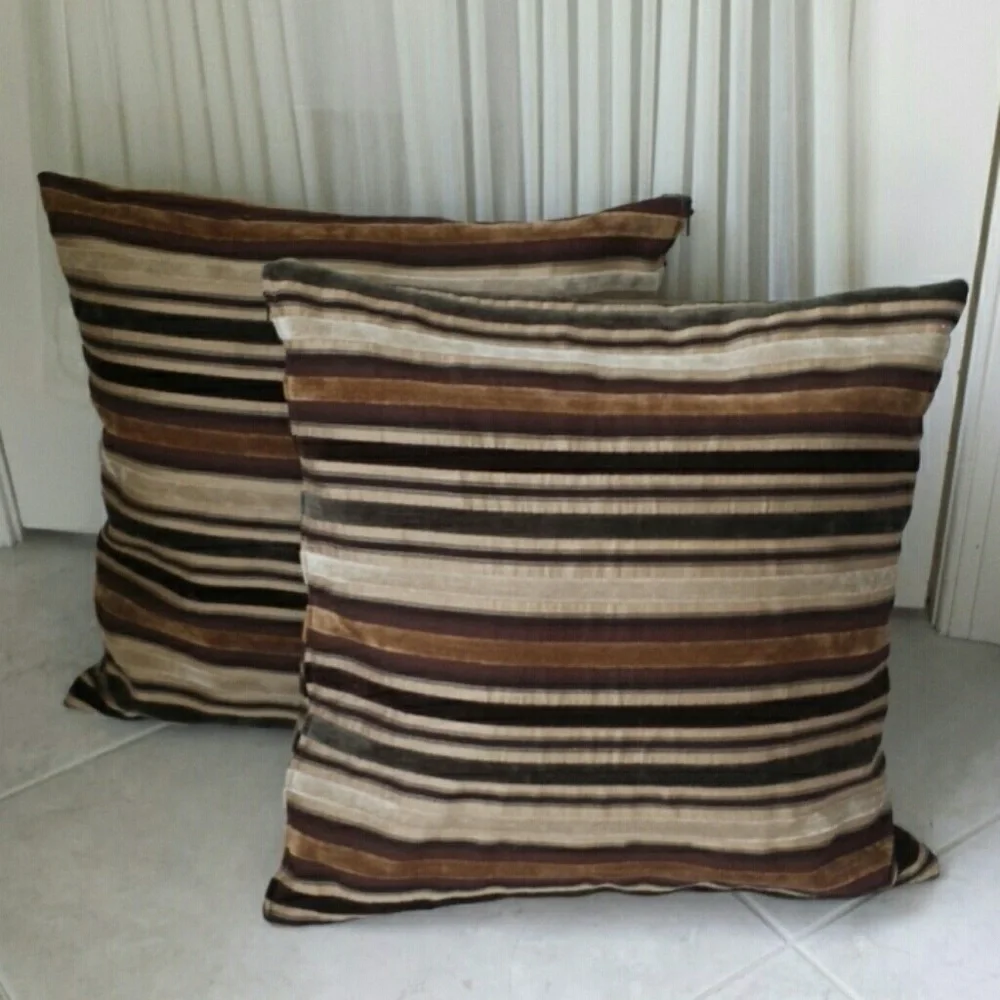 2 decorative pillows